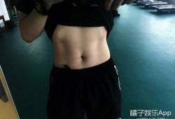 抖音纹身男网红吃瓜